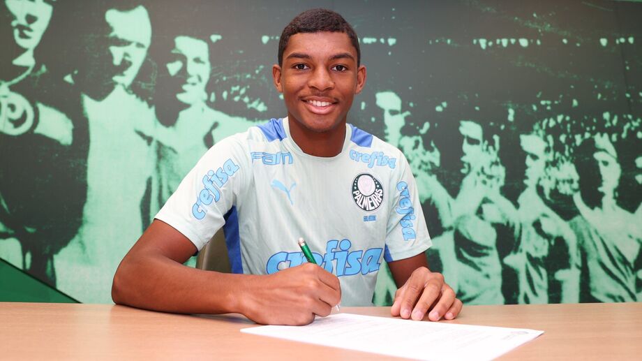 Luís Guilherme assina contrato profissional com o Palmeiras.