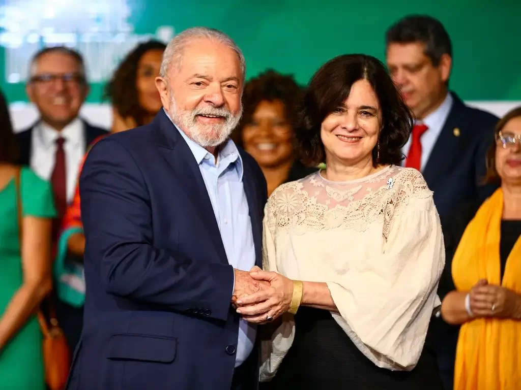 O presidente eleito, Luiz Inácio Lula da Silva, e a futura ministra da Saúde, Nisia Trindade, durante anúncio de novos ministros que comporão o governo