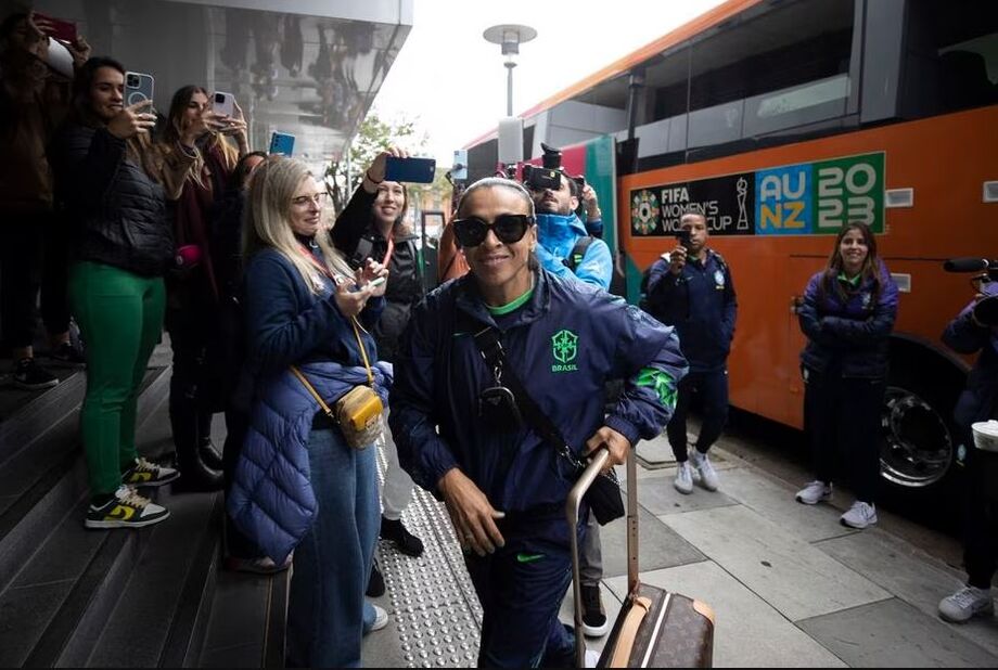Marta desembarca com a Seleção Feminina Brasileira em Adelaide, onde a partida contra o Panamá ocorrerá
