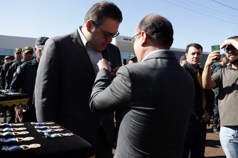 Vice-governador do Estado, Barbosinha, colocando a medalha no prefeito de Dourados