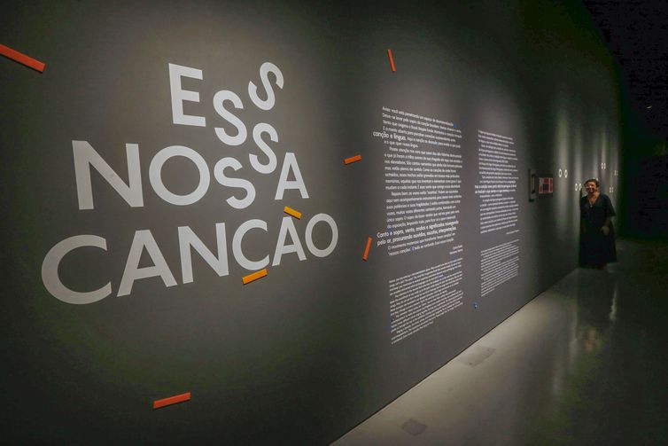 Exposição fala da diversidade do idioma na canção popular brasileira, representada por diversos gêneros musicais.