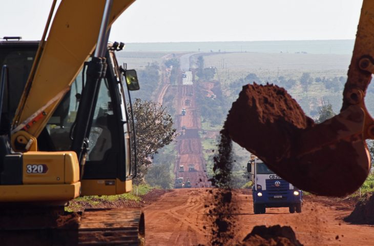 Obra de pavimentação na rodovia MS-338, que vai ligar Camapuã a Ribas do Rio Pardo
