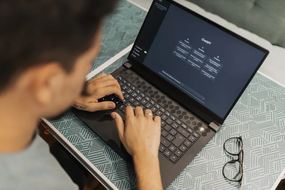 Com uma base limitada a dados até 2021, o ChatGPT não tem memória recente bem desenvolvida e se confunde com a geração de textos e as informações que armazena