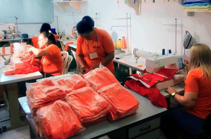 Produção de uniformes para encarcerados.