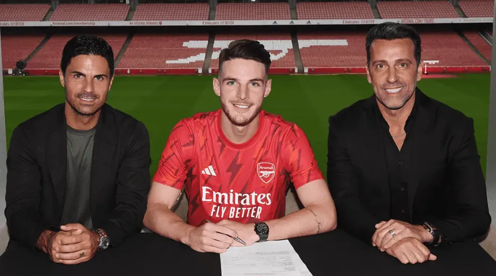 Declan Rice, ao lado do técnico Mikel Arteta, e do diretor esportivo Edu