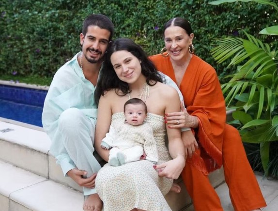 Claudia Raia e os filhos Luca, Sophia e Enzo Celulari.