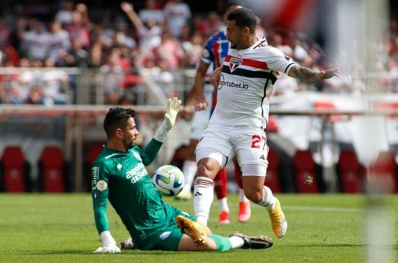 Marcos Felipe, goleiro do Bahia, teve grande atuação diante do São Paulo.