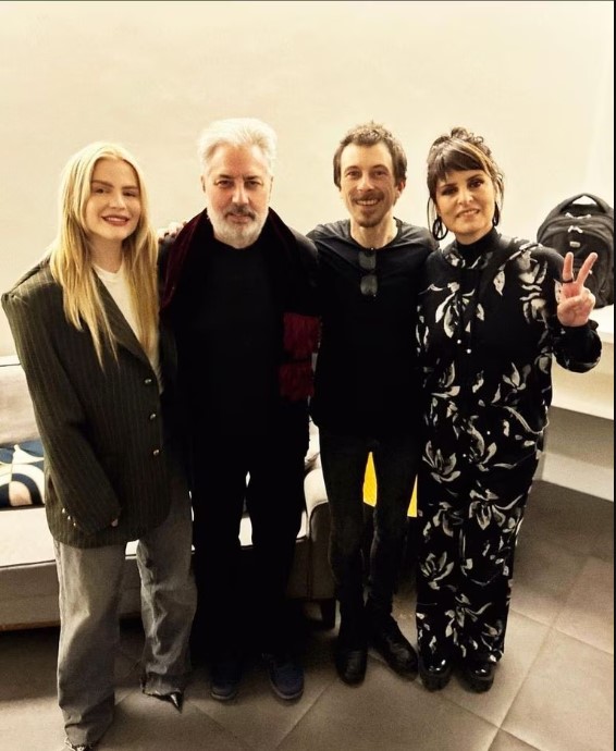 O músico Roberto de Carvalho posou ao lado das cantoras Luísa Sonza e Fernanda Abreu e do filho Beto Lee