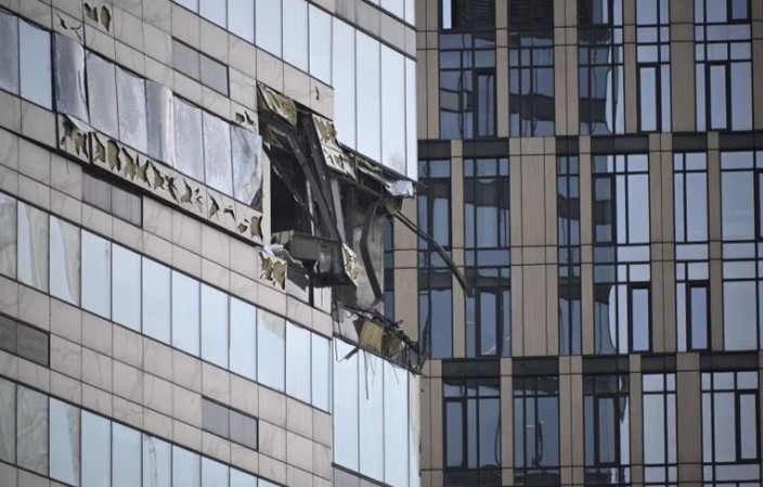 Prédio comercial danificado após um ataque de drone em Moscou neste domingo, 30. Três drones ucranianos foram derrubados sobre a capital russa