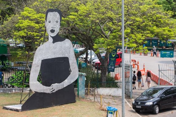 Representação de Tereza de Benguela. Obras de Paulo Nazareth na Bienal de Arte de São Paulo.