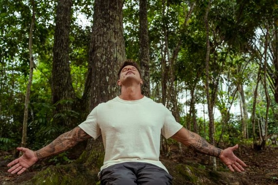 Fernando Fernandes segue como apresentador de 'No Limite'