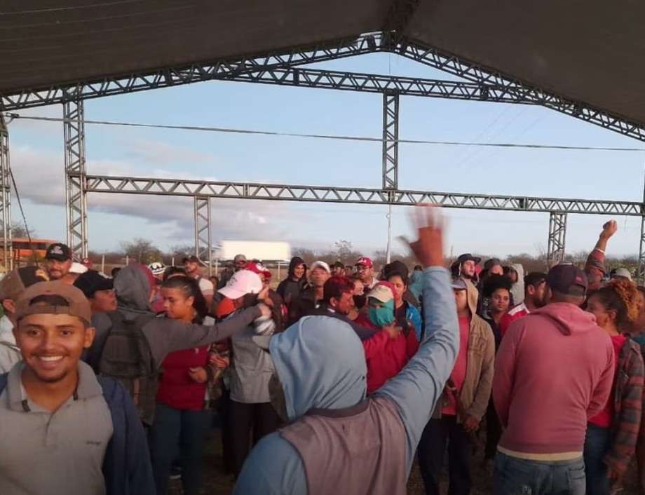 Instalações da Embrapa Semiárido foram invadidas pelo MST, à véspera de abertura de feira para pequenos produtores, em Petrolina (CE). Movimento alega que governo não cumpriu acordo.