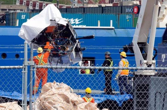 Empresa anunciou suspensão de atividades em seu site semanas depois que cinco pessoas morreram em uma de suas expedições. Na foto, destroços do Titan sendo recolhidos.
