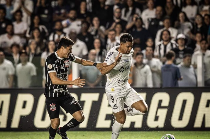 Lance do jogo entre Santos e Corinthians