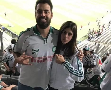 Gabriela Anelli ao lado do irmão Felipe nas arquibancadas do Allianz Parque.