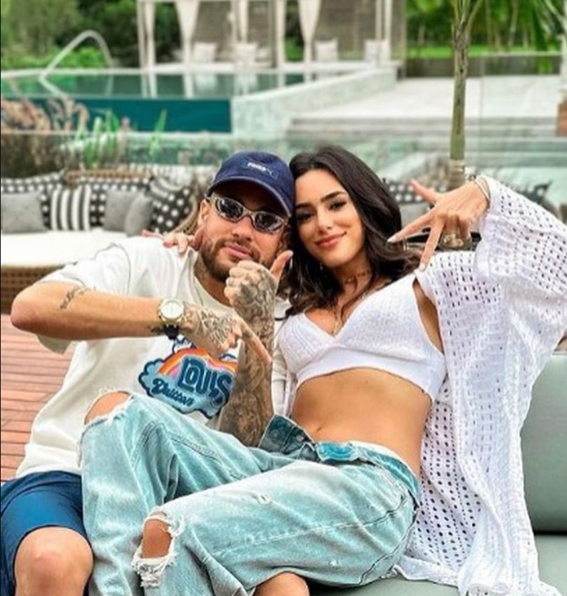 Neymar e Bruna Biancardi anunciam que estão à espera da primeira filha do casal.