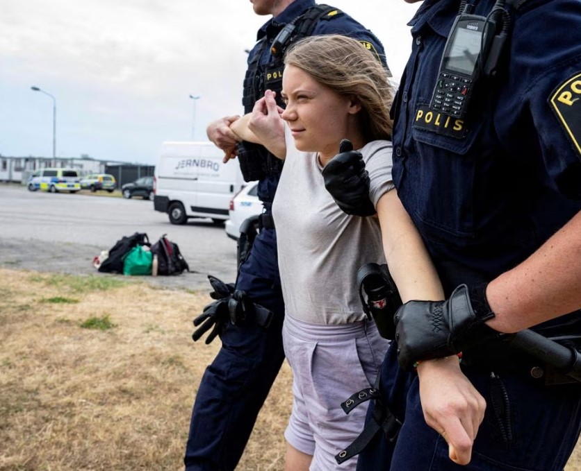 A ativista sueca Greta Thunberg de 20 anos será chamada a julgamento no final de julho, depois de se recusar a cumprir a ordem de policiais.