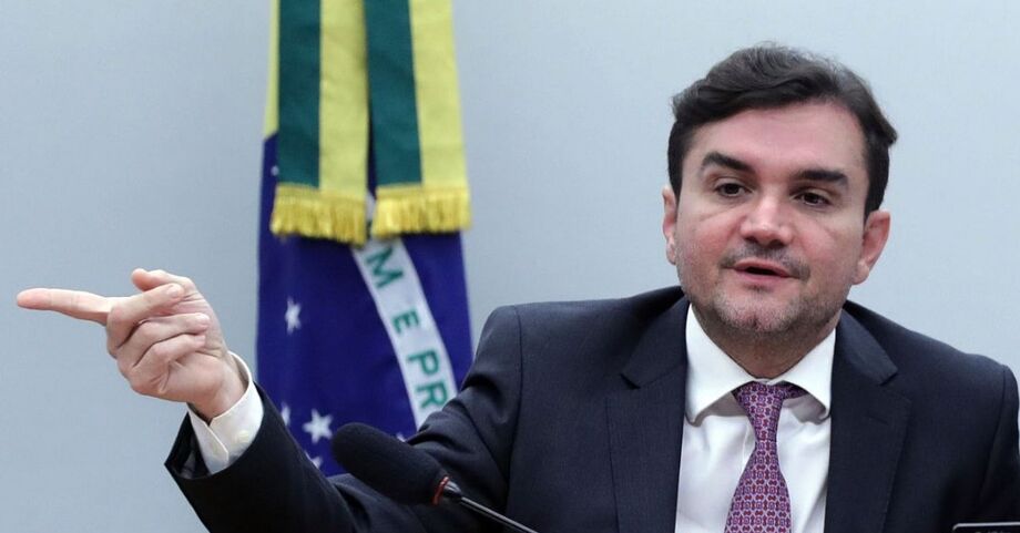 Celso Sabino, deputado federal, assume ministério do Turismo.
