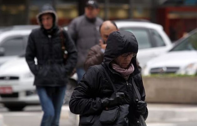 Movimento de pessoas em dia frio na cidade de São Paulo