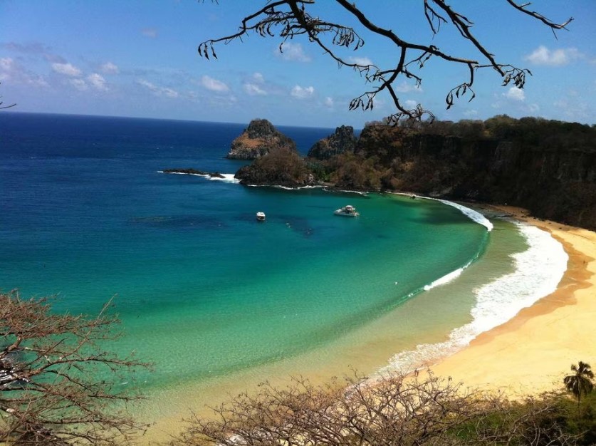 A praia do Sancho, em Fernando de Noronha (PE), conhecida pelo seu mar azul cristalino e seu visual paradisíaco, foi eleita a 23º praia mais bela do mundo.
