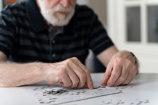 Edição do Caminhos da Reportagem discute aumento dos casos de Alzheimer no Brasil.