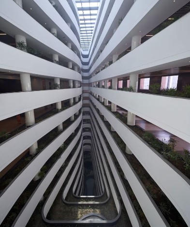 Com uma pegada sustentável, edifício é inspirado em uma espinha de peixe, o que permite maior entrada de ar e faz com que construção seja menos dependente de resfriamento artificial