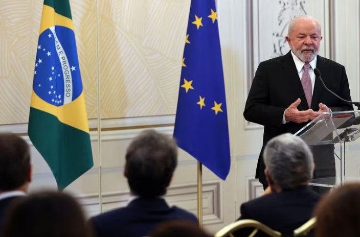 O presidente do Brasil, Luiz Inácio Lula da Silva, fala em coletiva de imprensa em Bruxelas, após cúpula entre União Europeia e Celac