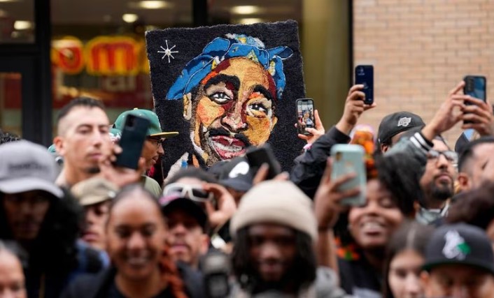 Tupac Shakur foi homenageado com estrela na Calçada da Fama em junho; milhares de fãs compareceram ao tributo