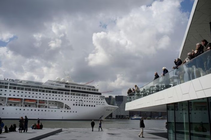 Para reduzir níveis de poluição e amenizar as hordas de turistas que lotam a cidade, terminal onde cruzeiros atracam deve ser realocado para fora da região central