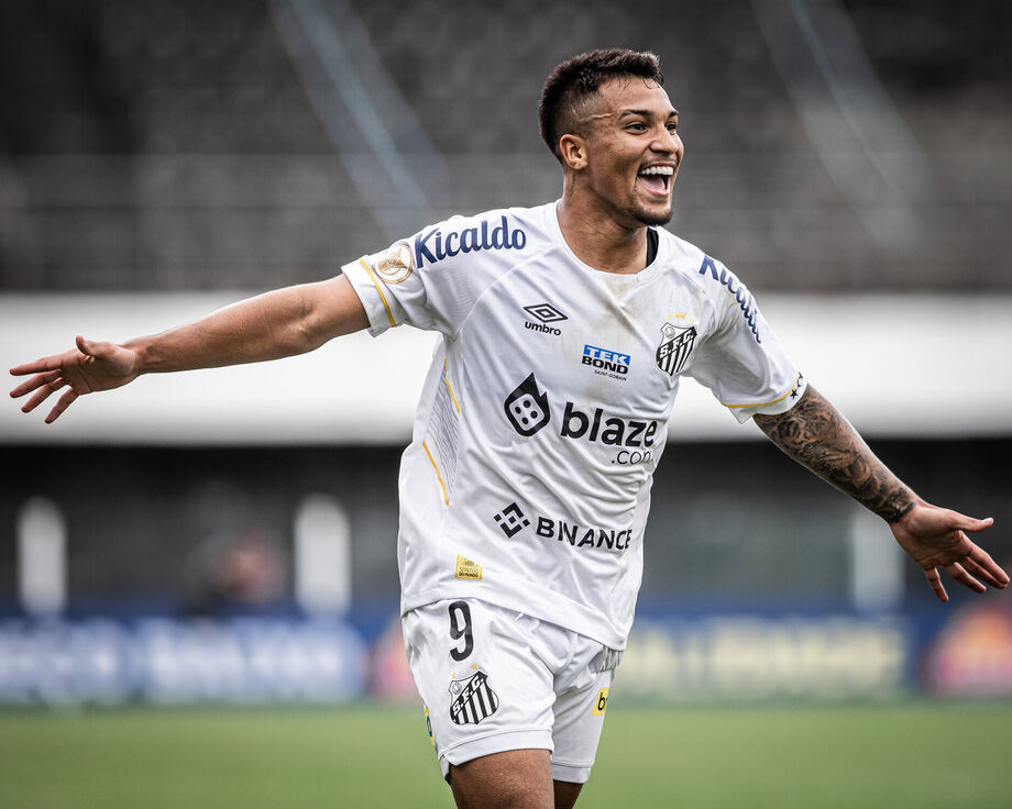 Santos derrota o Goiás em jogo quente na Vila vazia e volta a respirar no Brasileirão