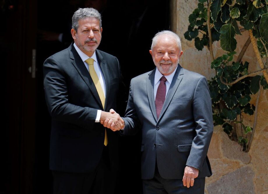 Lula liga para Lira e sinaliza que deve conversar com líderes sobre ministérios