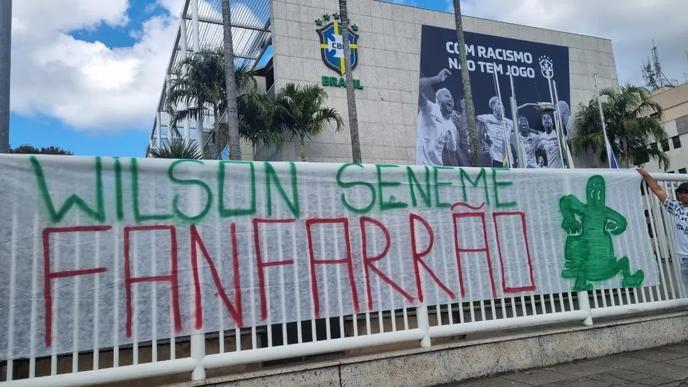 Protesto da torcida do Palmeiras na CBF