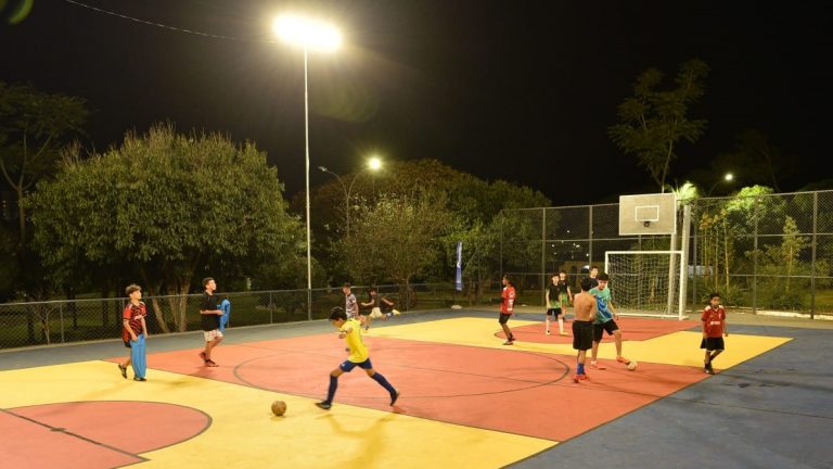 A quadra foi toda pintada com as marcações para vôlei, basquete e futsal
