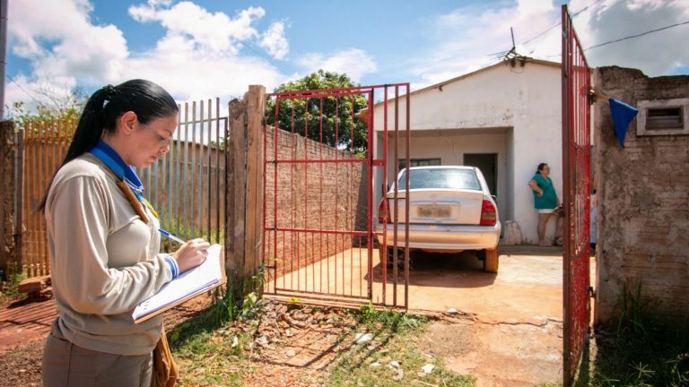 Servidores do Serviço de Educação em Saúde da Coordenadoria de Controle de Endemias Vetoriais da Secretaria Municipal de Saúde (CCEV) estão percorrendo casas e comércios medidas de prevenção e combate ao mosquito Aedes aegypti