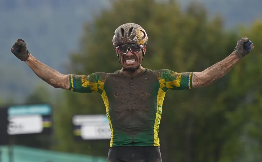 Henrique Avancini é bicampeão no Mundial de Moutaiun Bike.