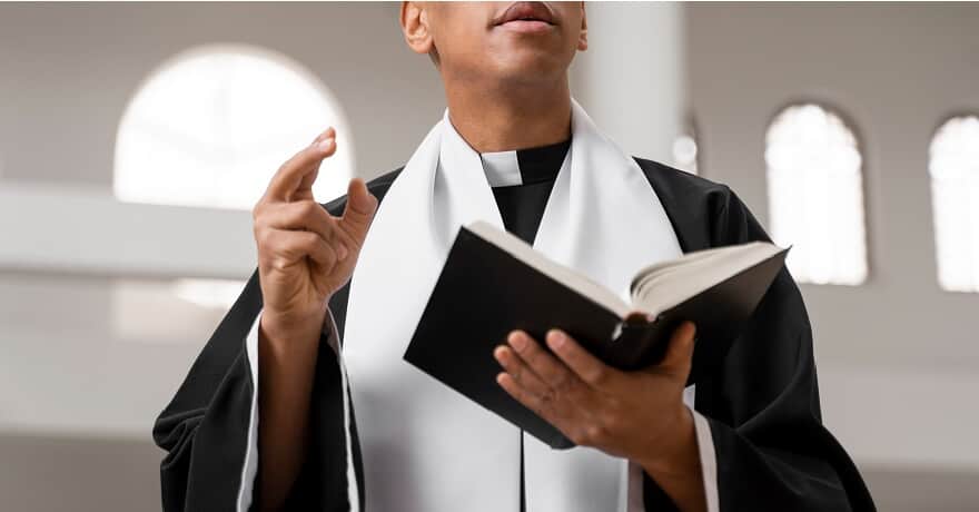 Nova lei proíbe vínculo de emprego entre entidades religiosas ou instituições de ensino vocacional e seus ministros ou membros.