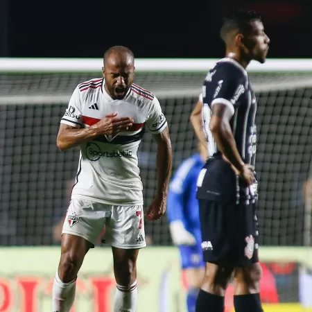 Lucas comemora gol em São Paulo x Corinthians, jogo da Copa do Brasil