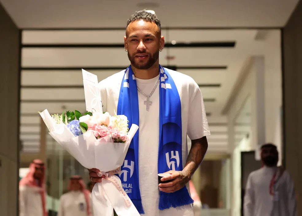 Neymar tem duas lesões na coxa direita e pode desfalcar a seleção, diz jornal