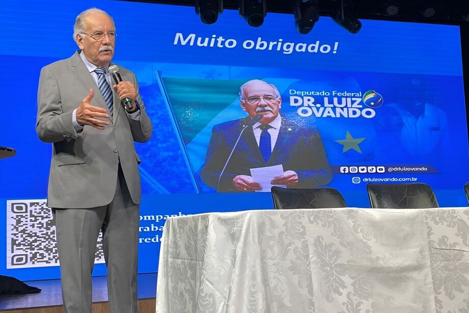 O Dr. Luiz Ovando, com 48 anos de experiência médica e atuação como deputado federal, mediou o evento, conduzindo discussões significativas.
