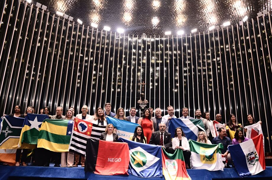 Estudantes vivenciam o processo político através do Programa Jovem Senador.