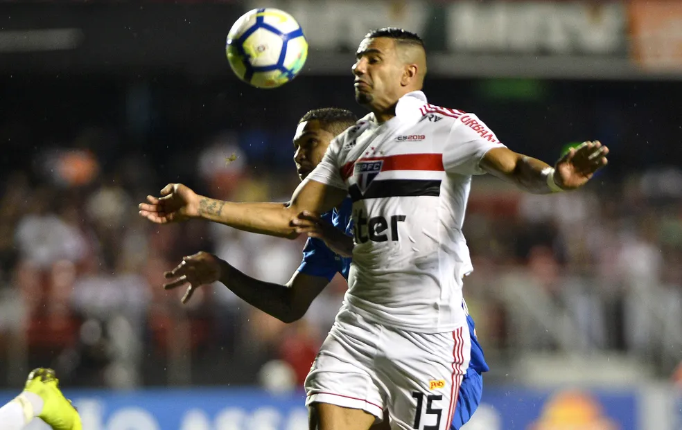 Athletico-PR contrata Bruno Peres, lateral-direito que passou por Santos e São Paulo