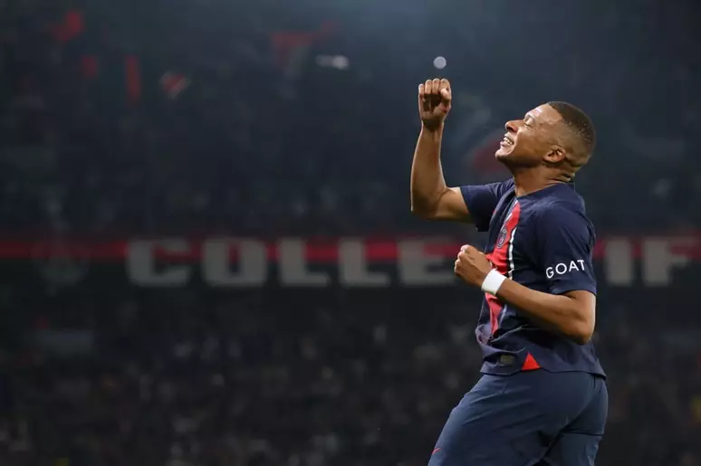 Mbappé marca duas vezes e Paris Saint-Germain vence a primeira no Campeonato Francês