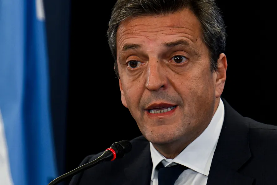 Candidato a presidente da Argentina, Massa alfineta adversários na eleição, ao lado de Haddad