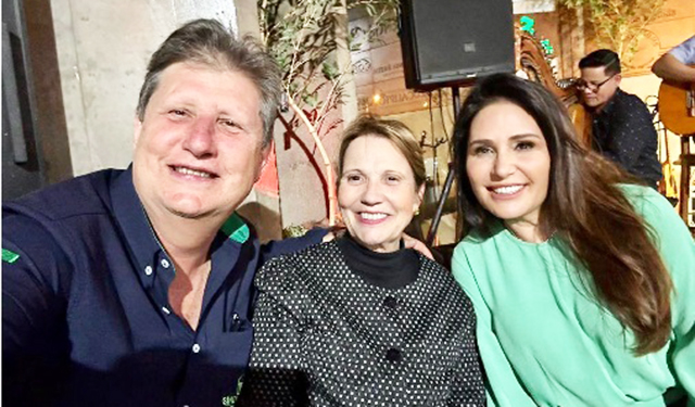 Legenda: Walter Schlatter ao lado da senadora Tereza Cristina e a esposa Michele Schlatter
