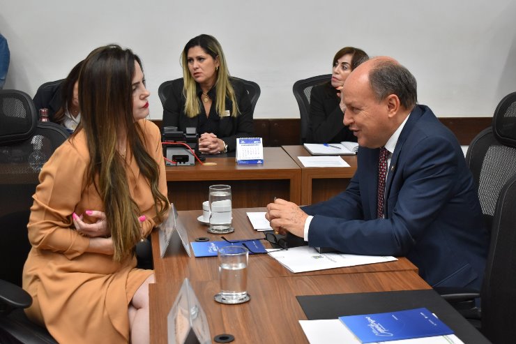 Mara Caseiro e Junior Mochi fazem parte da comissão; além deles, também integra o grupo o deputado Lucas de Lima