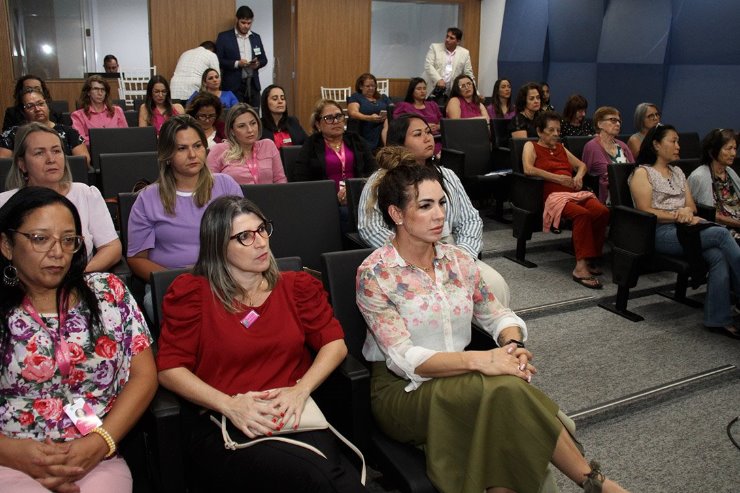 Evento lotou o plenarinho para uma tarde de conhecimento e conscientização sobre a violência de gênero e valorização da autoestima da mulher