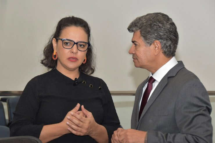 Deputados Gleice Jane e Rinaldo Modesto, ambos que já atuaram como professores, participam da Comissão