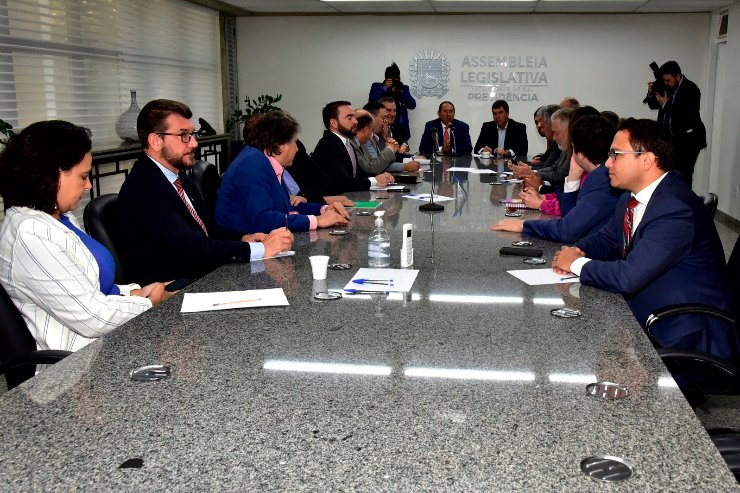 O governador informou aos deputados que o pacote de investimentos prevê a pavimentação de 600 km em rodovias estaduais e mais 300 km de recapeamento