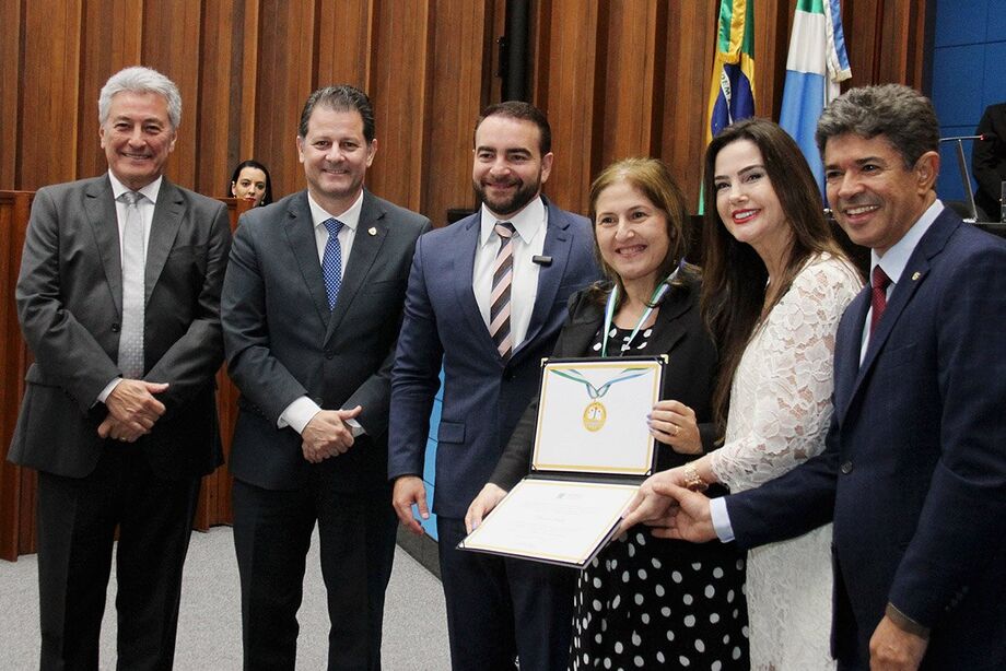 Magistrados do TJMS recebem Comenda Amigo da Primeira Infância na ALEMS