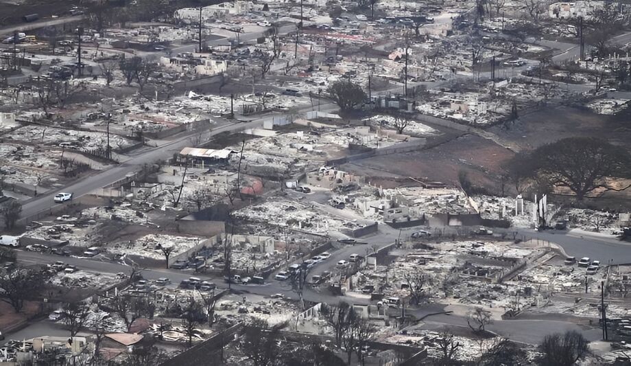 Destroços do incêndio florestal na quinta-feira, 10. Ao menos 96 pessoas morreram, mas autoridades esperam que número aumente à medida que buscas avancem